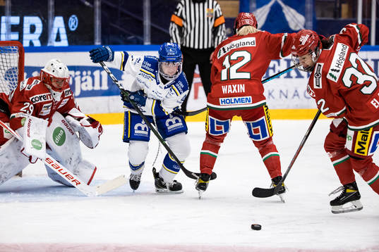 Modos målvakt Klara Peslarova och Leksands Wilma Johansson