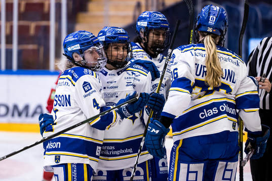 Leksands Wilma Johansson jublar med Leksands Linnea Sjölund