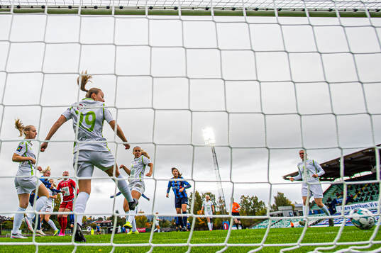 Zara Katarina Jönsson of Stabæk scores the 1-0 goal