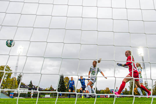 Melissa Linn Berman Bjånesøy of Stabæk scores the 2-0