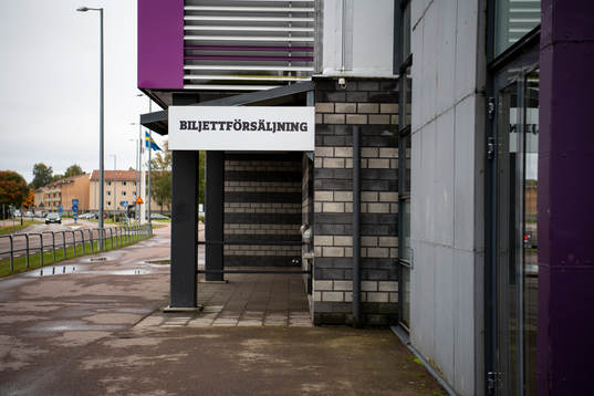 Biljettkassan gapar tom
