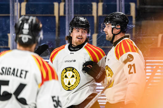 Brynäs Marcus Björk och Patrik Berglund jublar