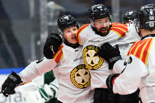 Brynäs Daniel Mannberg jublar med Johan Alcén