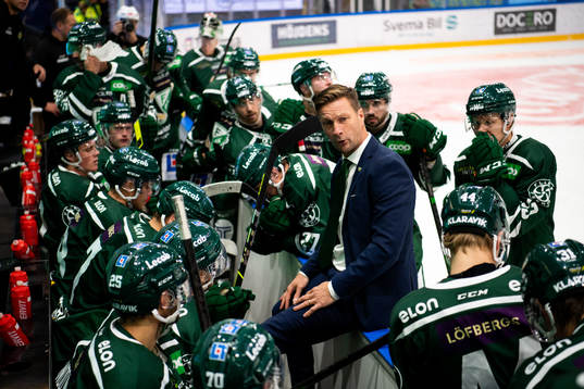 Färjestads huvudtränare Johan Pennerborn pratar med