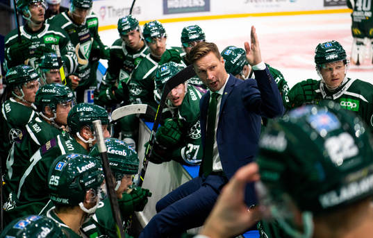 Färjestads huvudtränare Johan Pennerborn pratar med