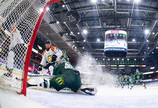 Brynäs Patrik Berglund skjuter 3-3 bakom Färjestads