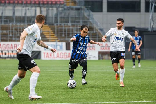Sirius Yukiya Sugita och Örebros Simon Amin
