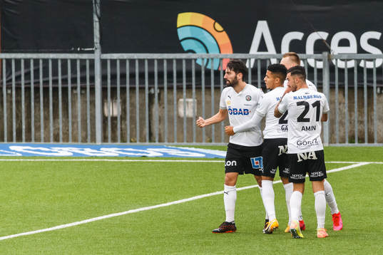 Örebros Nahir Besara jublar med lagkamrater