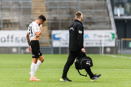Örebros Simon Amin lämnar planen