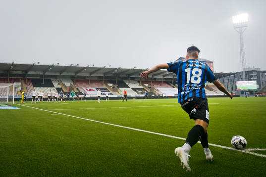 Sirius Laurent Shabani skjuter en hörna