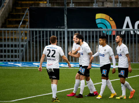 Örebros Nahir Besara gör 2-1 och jublar med Albin