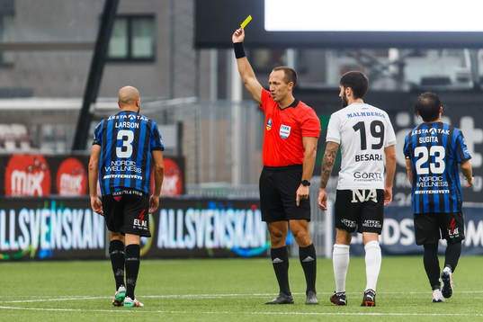 Domare Kaspar Sjöberg delar ut en varning till Sirius Karl