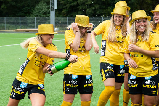 Elfsborgs Ellen Larsson firar seriesegern i division 4