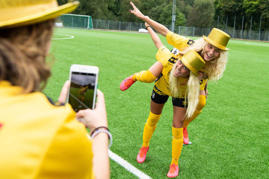Elfsborgs Moa Skoglund och Tea Skoglund firar seriesegern i