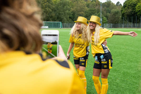 Elfsborgs Moa Skoglund och Tea Skoglund firar seriesegern i