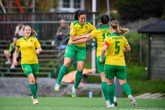 Bollstanäs Cassandra Larsson jublar