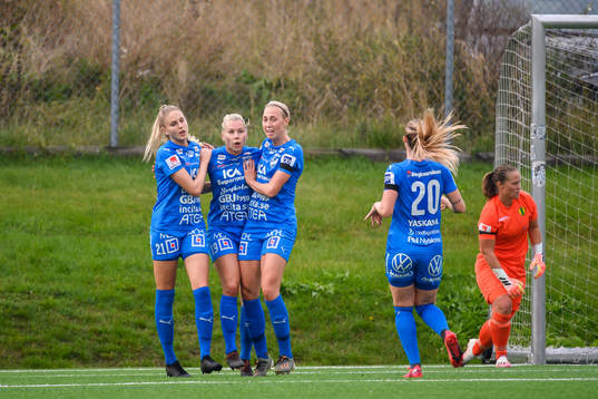 Kalmars Mimmi Asperot jublar med lagkamrater