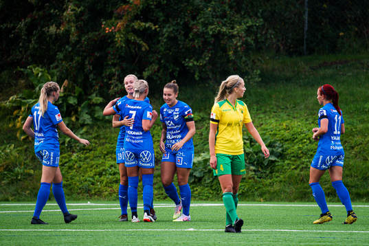 Kalmars Mimmi Asperot jublar med lagkamrater