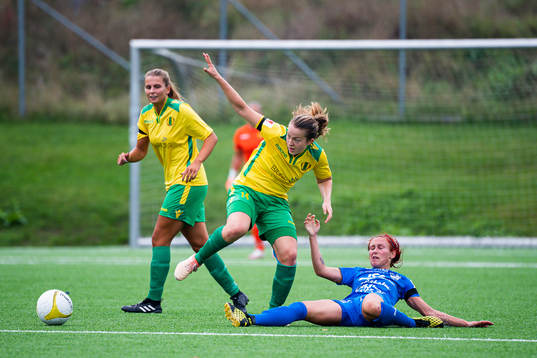 Kalmars Ofelia Medhammar och Bollstanäs Karin Öberg