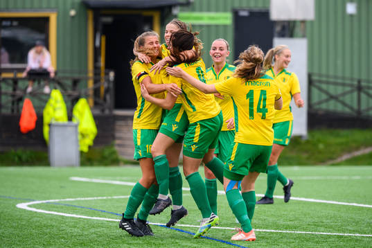 Bollstanäs spelare jublar