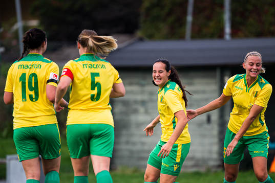 Bollstanäs Cassandra Larsson jublar