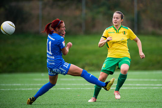 Kalmars Ofelia Medhammar och Bollstanäs Karin Öberg