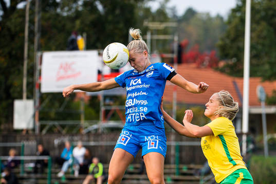 Kalmars Mimmi Asperot och Bollstanäs Thea Nyberg