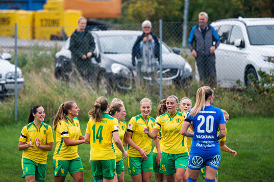 Bollstanäs Ina Burström jublar med lagkamrater