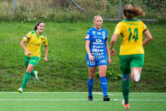 Bollstanäs Cassandra Larsson jublar