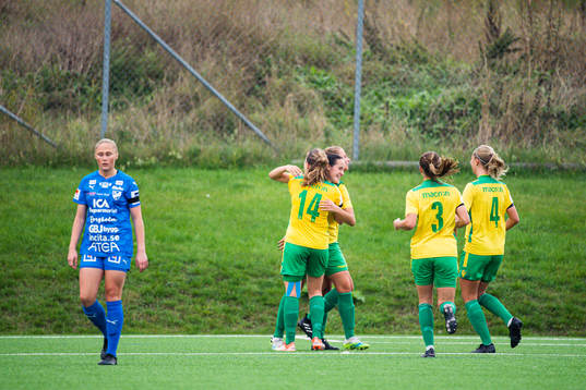 Bollstanäs Cassandra Larsson jublar med lagkamrater