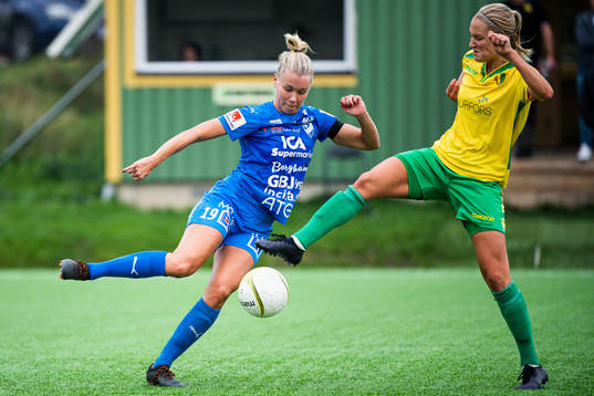 Kalmars Mimmi Asperot och Bollstanäs Thea Nyberg