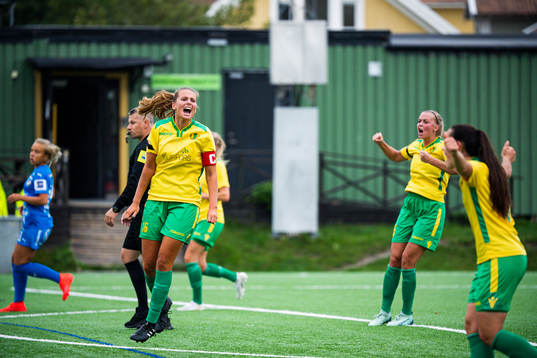 Bollstanäs spelare jublar