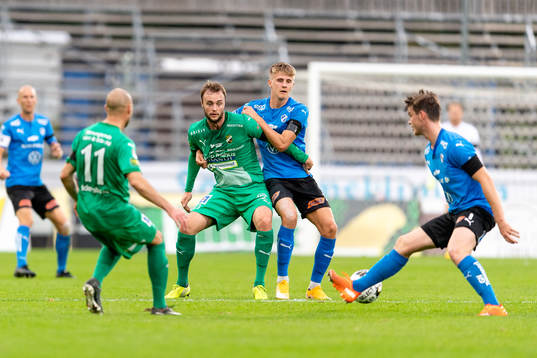 Ljungskiles Niklas Olsson och Halmstads Erik Ahlstrand
