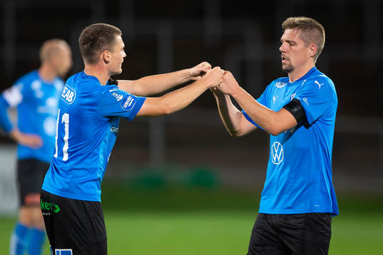 Halmstads Samuel Kroon och Halmstads Mikael Boman jublar
