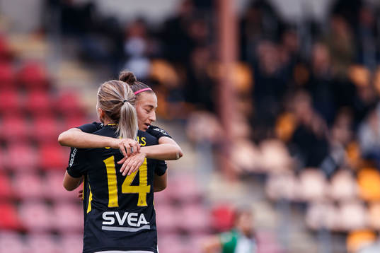 s Adelisa Grabus och Rosa Kafaji jublar