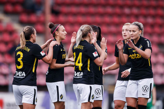 s Adelisa Grabus jublar med lagkamrater