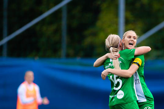 Hammarbys Elsa Karlsson och Alice Karlsson  jublar
