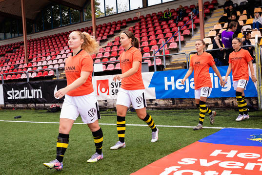 s Sophia Redenstrand och Johanna Lindell med lagkamrater