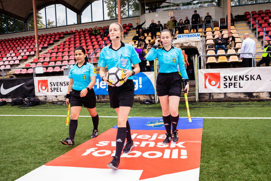 Domare Eva Svärdsudd (m) med assisterande domare Fatemeh
