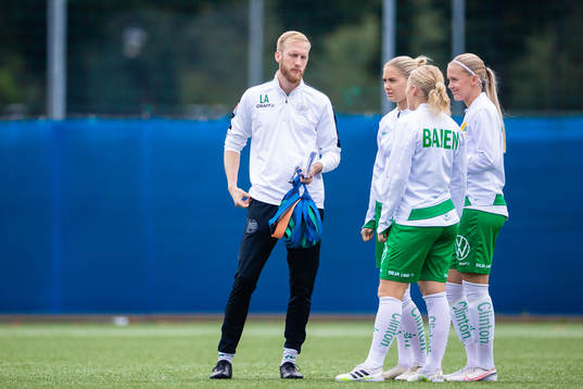 Hammarbys assisterande tränare Ludvig Axelsson med spelare