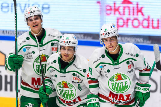 Rögles Samuel Johannesson jublar med lagkamrater