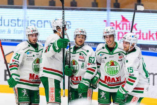 Rögles Samuel Johannesson jublar med lagkamrater