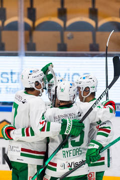 Rögles Samuel Johannesson jublar med lagkamrater