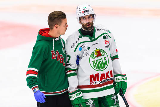 Rögles Taylor Matson får hjälp av isen