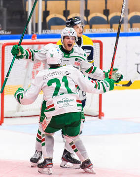 Rögles Nils Höglander jublar med Simon Ryfors