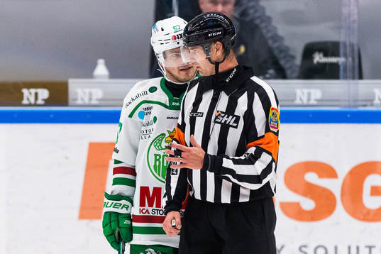 Rögles Leon Bristedt diskuterar med domare Mikael Andersson