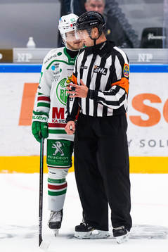 Rögles Leon Bristedt diskuterar med domare Mikael Andersson