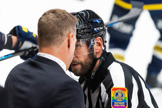 s tränare Nicklas Rahm diskuterar med domare Marcus Linde