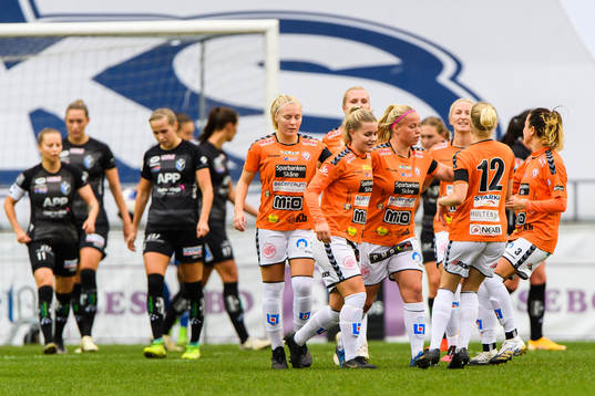 Kristianstads Therese Sessy Åsland jublar med lagkamrater