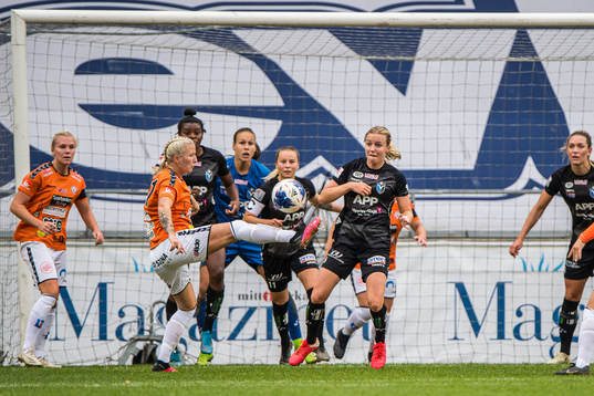 Kristianstads Halie Janae Mace  oroar framför växjös mål